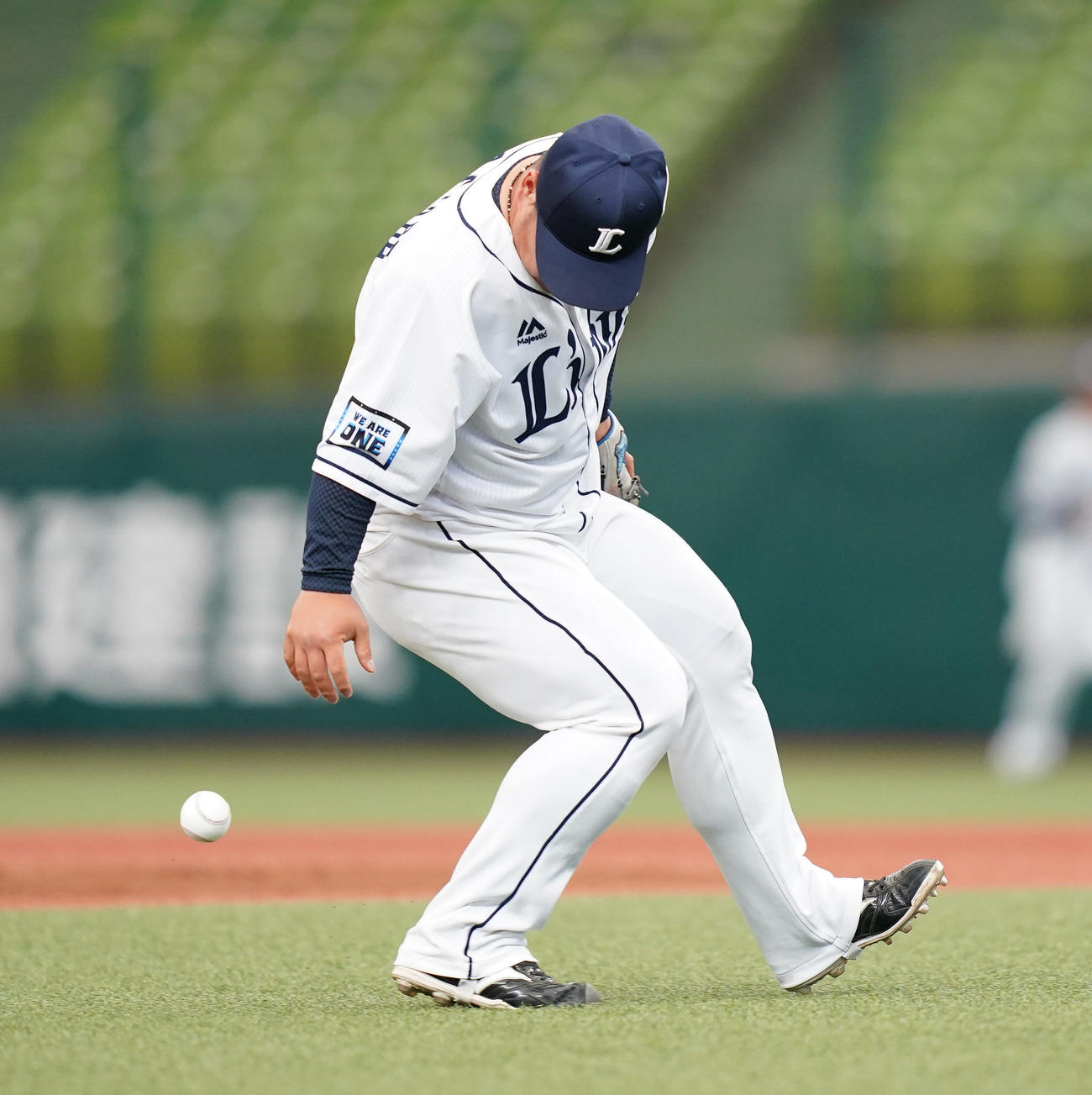 阪神対西武　2回表阪神無死、梅野の打球を捕り逃すに西武渡部（撮影・菅敏）