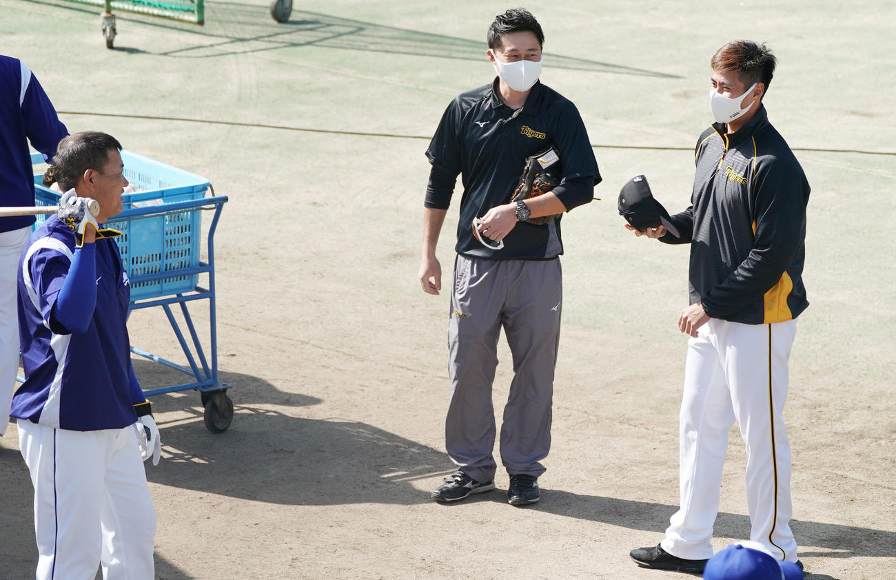 ウエスタン教育リーグ中日対阪神　試合前、福留にあいさつするチェン（右）（撮影・森本幸一）
