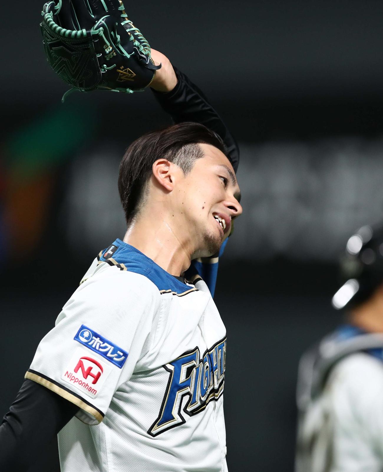 日本ハム対ロッテ　2回に1失点し汗を拭きながら引き揚げる上沢（撮影・黒川智章）