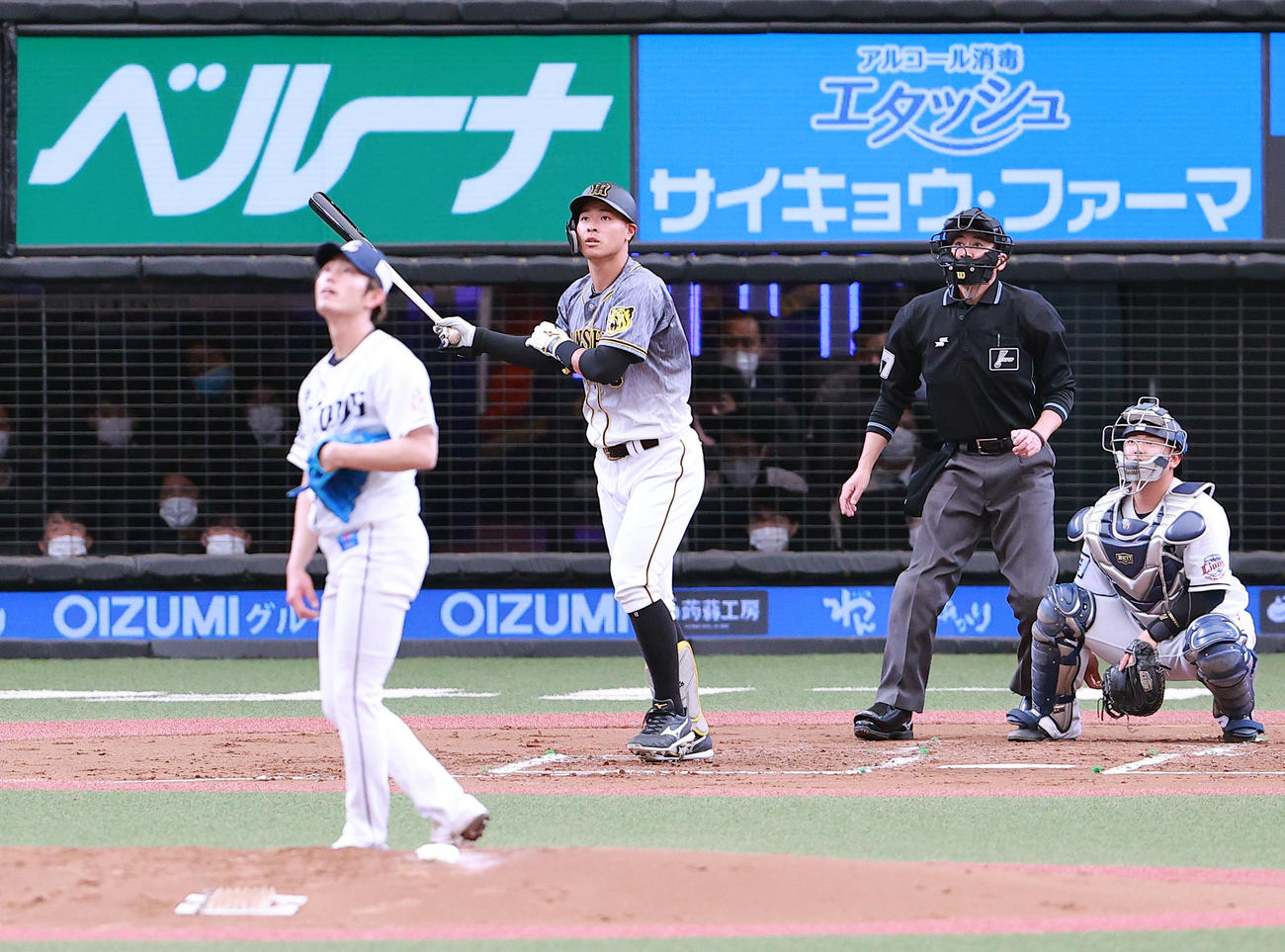 西武対阪神　2回表阪神無死、佐藤輝は右越えソロ本塁打を放つ。投手今井（撮影・浅見桂子）