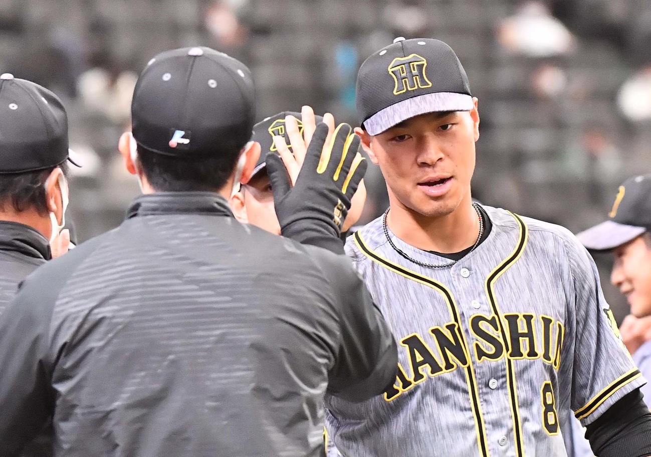 西武に勝利し矢野燿大監督とハイタッチする佐藤輝明（撮影・上田博志）