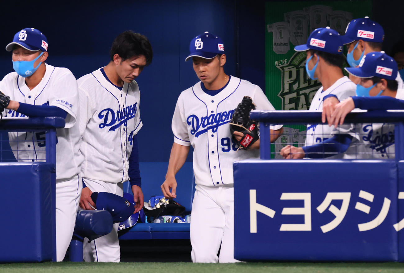 中日対巨人　4回逆転を許し降板した中日先発の勝野（左から2人目）は厳しい表情でコーチ陣の話を聞く（撮影・足立雅史）