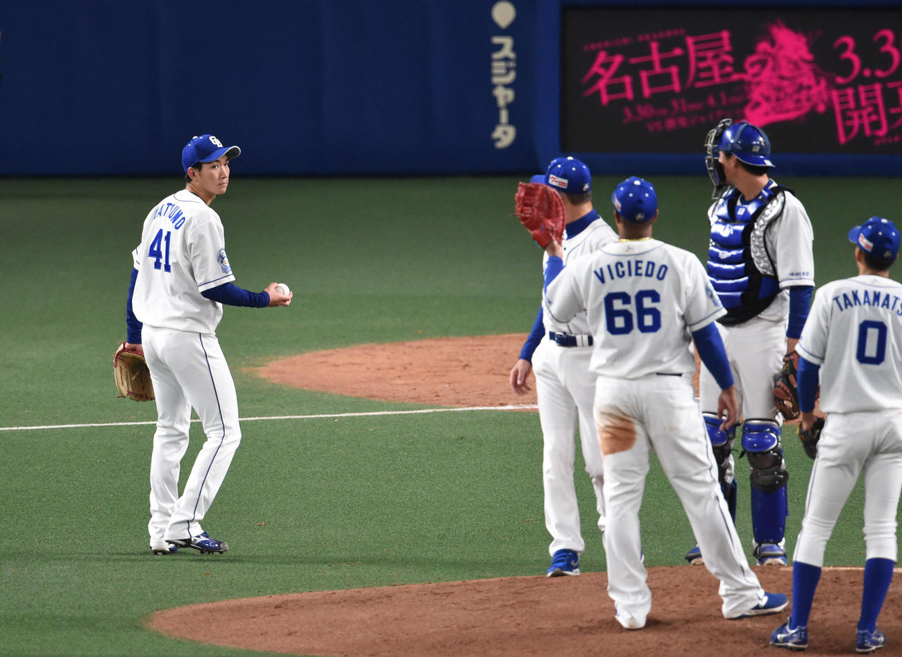 中日対巨人　4回表巨人2死三塁、マウンドを降りる中日先発の勝野（左）（撮影・森本幸一）
