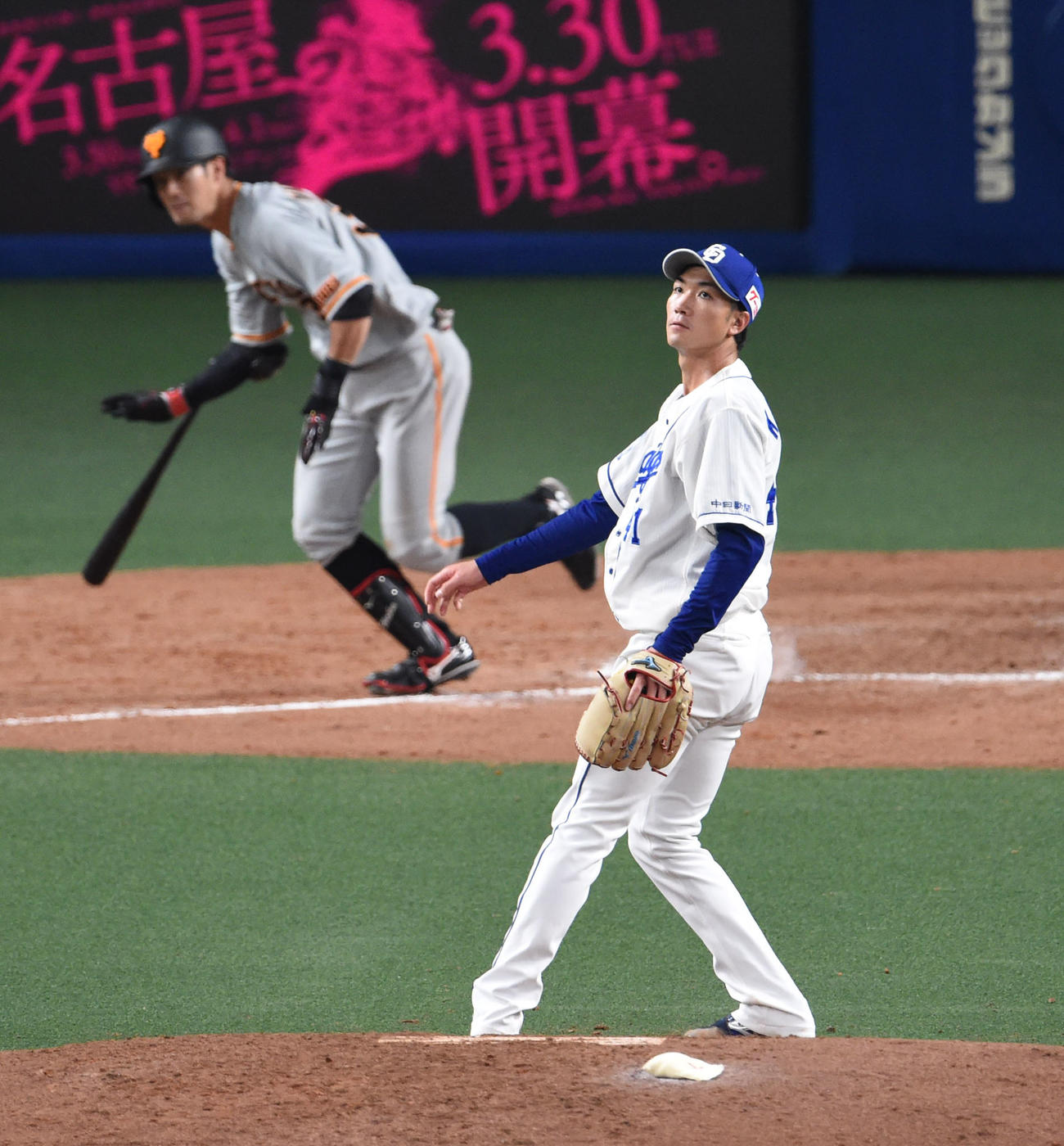 中日対巨人　4回表巨人2死満塁、若林（奥）に右中間へ3点適時三塁打を打たれた中日先発の勝野（撮影・森本幸一）
