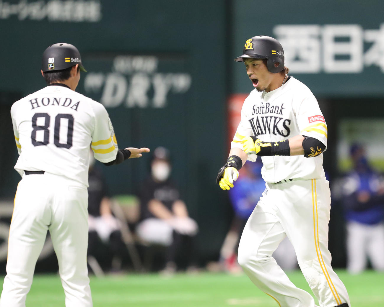 ソフトバンク対DeNA　3回裏ソフトバンク無死、松田は先制本塁打を放ち本多コーチとハイタッチ（撮影・梅根麻紀）