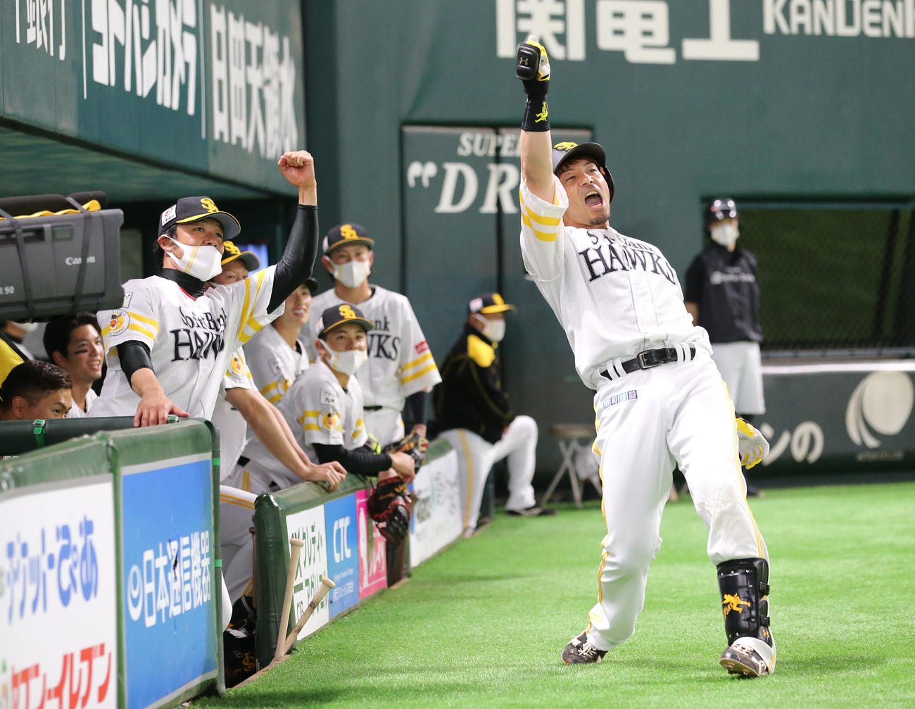 ソフトバンク対DeNA　3回裏ソフトバンク無死、松田は左越えに先制本塁打を放ちオープン戦初の熱男ポーズ（撮影・梅根麻紀）