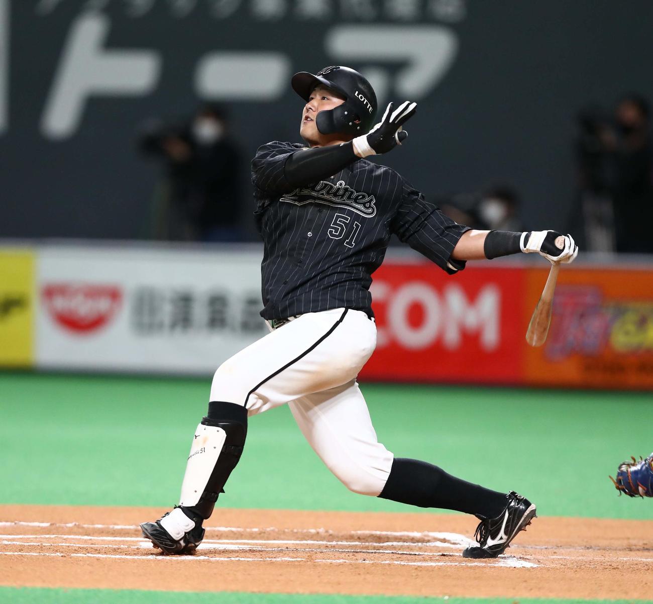 日本ハム対ロッテ　6回表ロッテ無死、左越え本塁打を放つ山口（撮影・黒川智章）
