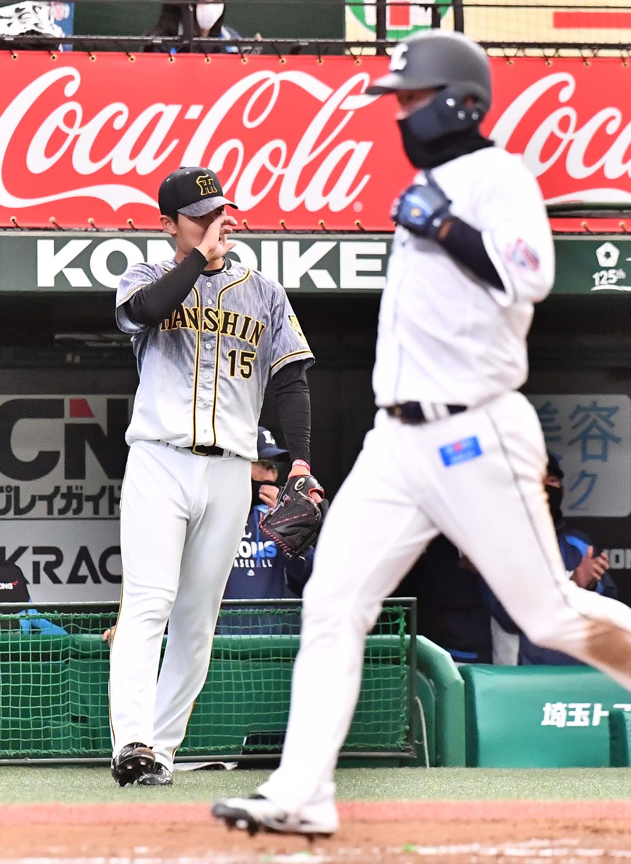 6回裏西武1死一、三塁、木村に2点適時二塁打を浴び外崎（右）の生還を許す西純（撮影・上田博志）