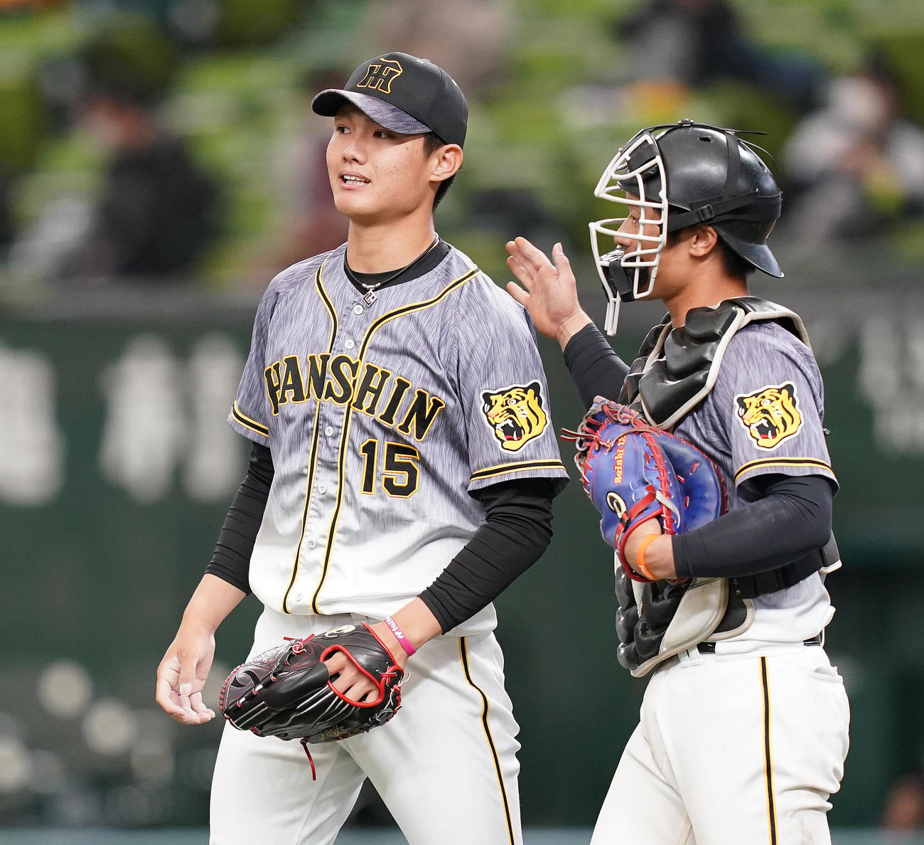 西武に勝利し、捕手坂本（右）に声をかけられる西純（撮影・菅敏）