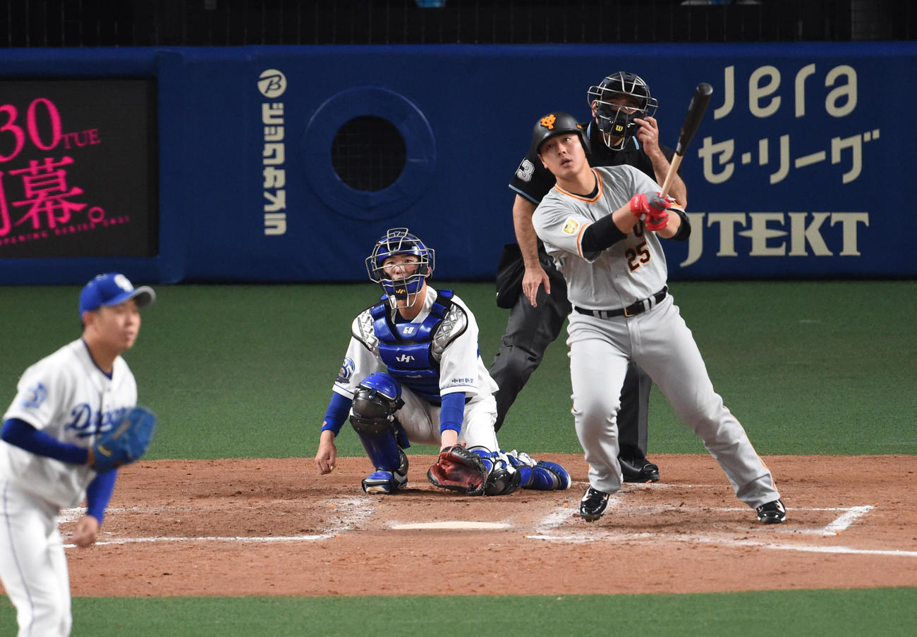 オープン戦・中日対巨人　5回表巨人無死、中越え本塁打を放った岡本和真（撮影・森本幸一）