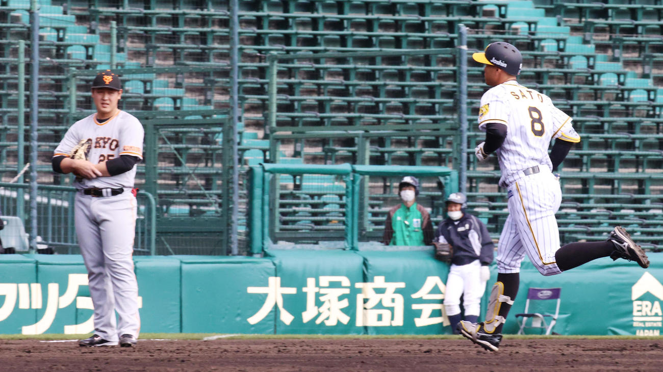 阪神対巨人　ベースを回る佐藤輝（右）を見つめる岡本和（2021年3月14日撮影）