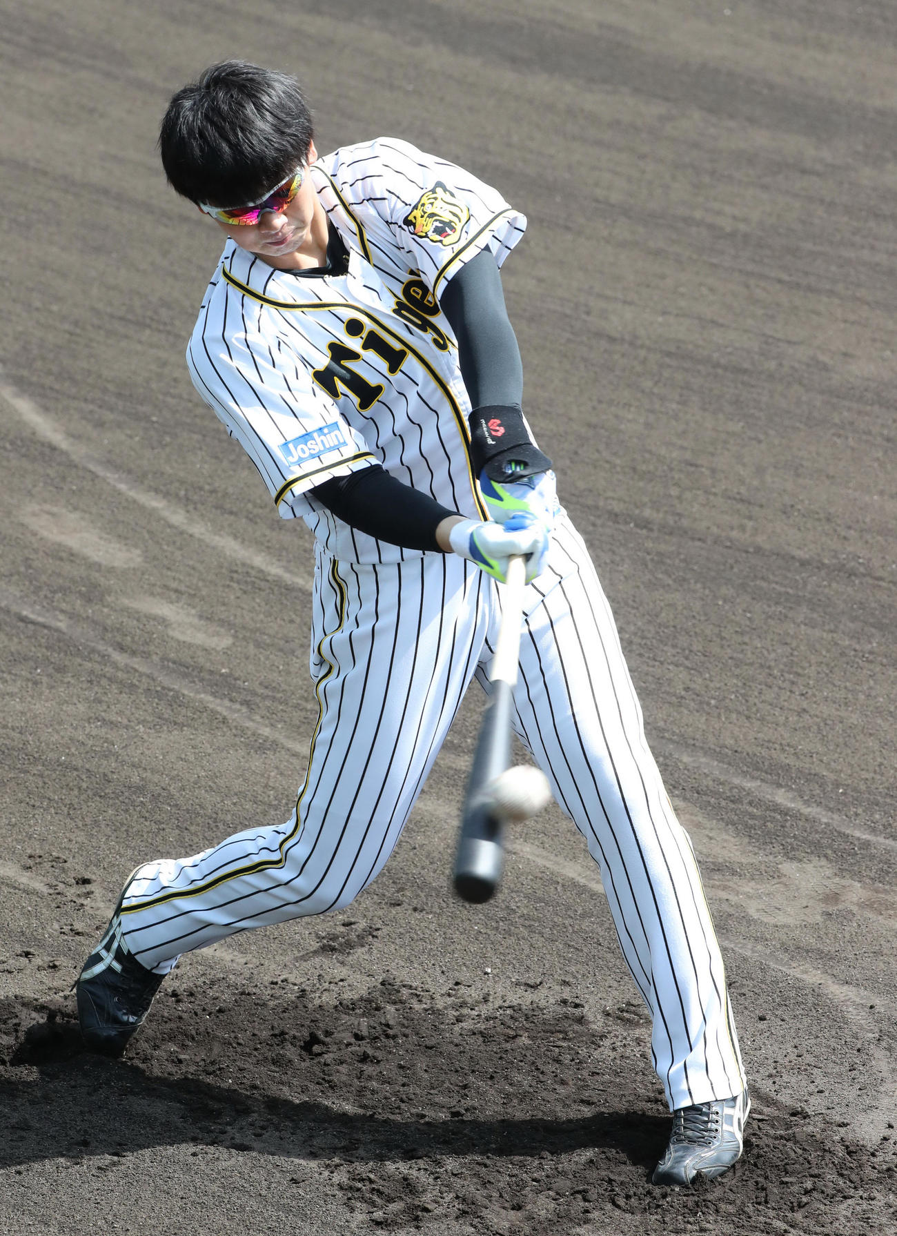 ロングティーを行う井上広大（代表撮影）