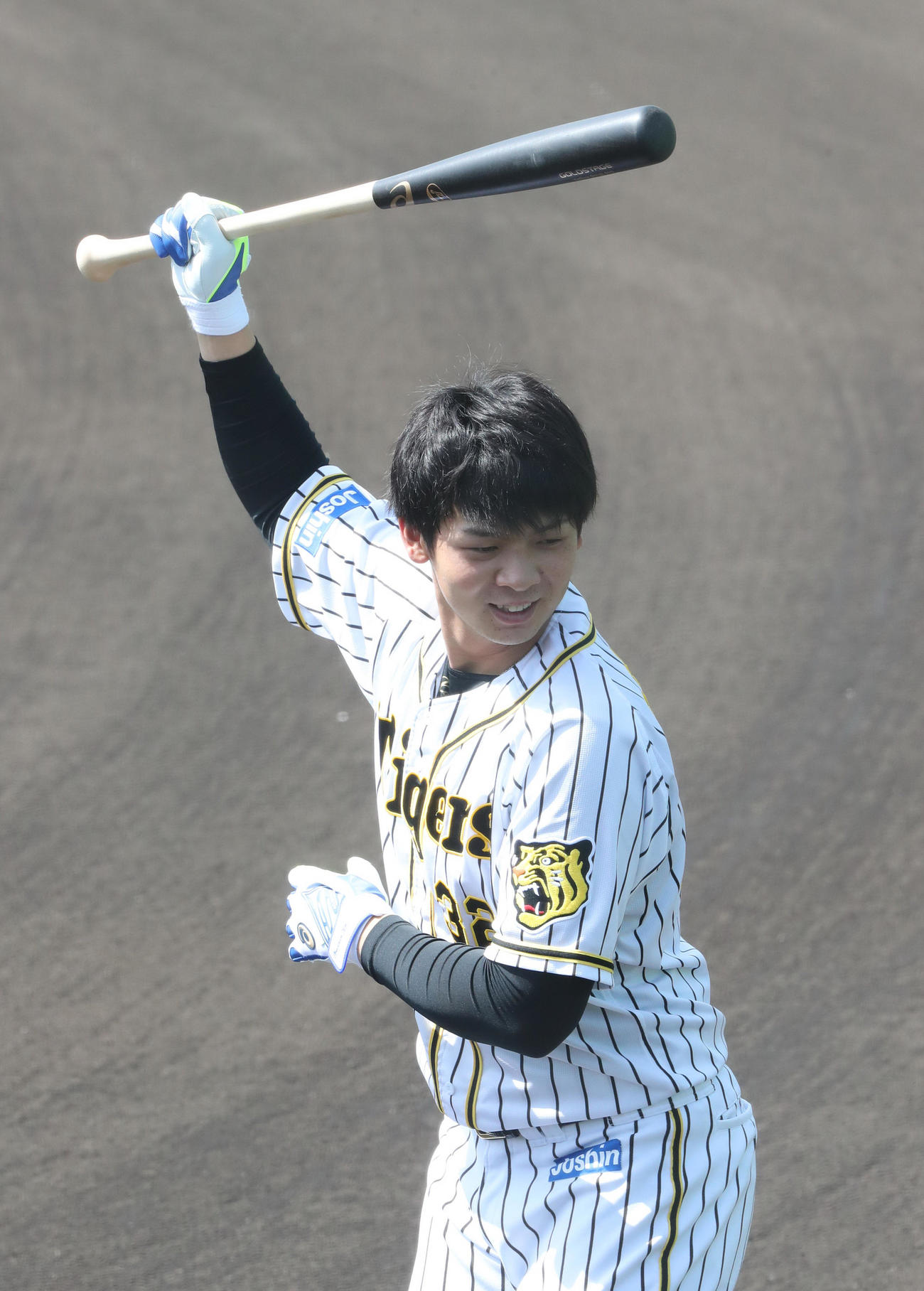 笑顔でトス打撃を行う井上（代表撮影）