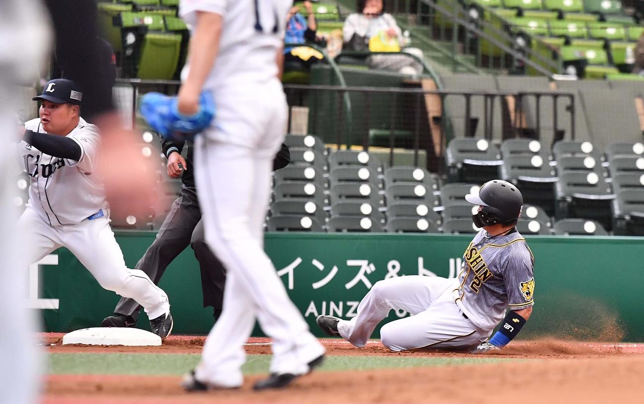 西武対阪神　2回表阪神1死二塁、三盗に成功する梅野（撮影・上田博志）