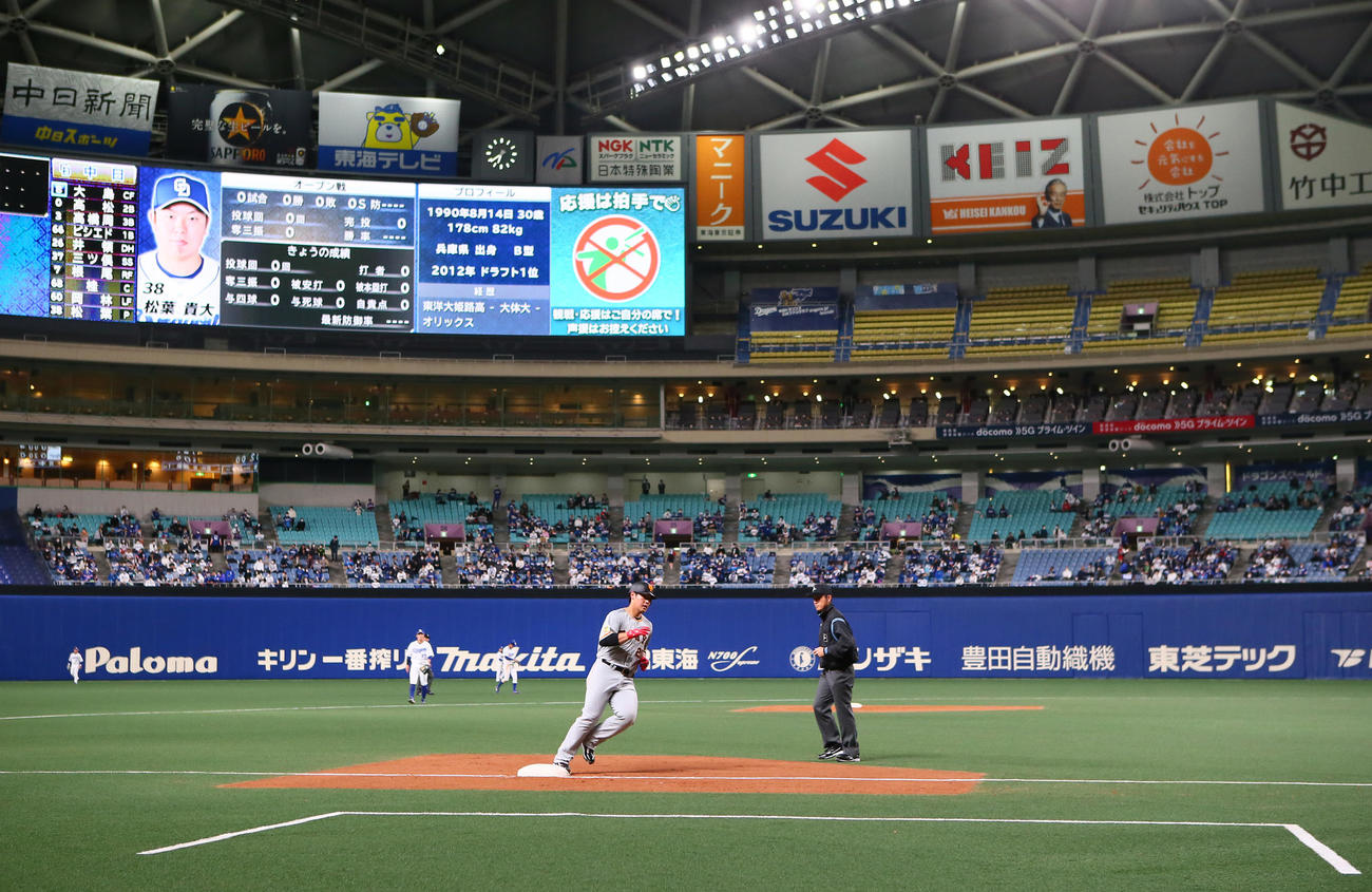 中日対巨人　5回表巨人無死、岡本和は中越え本塁打を放ちダイヤモンドを1周する（撮影・足立雅史）