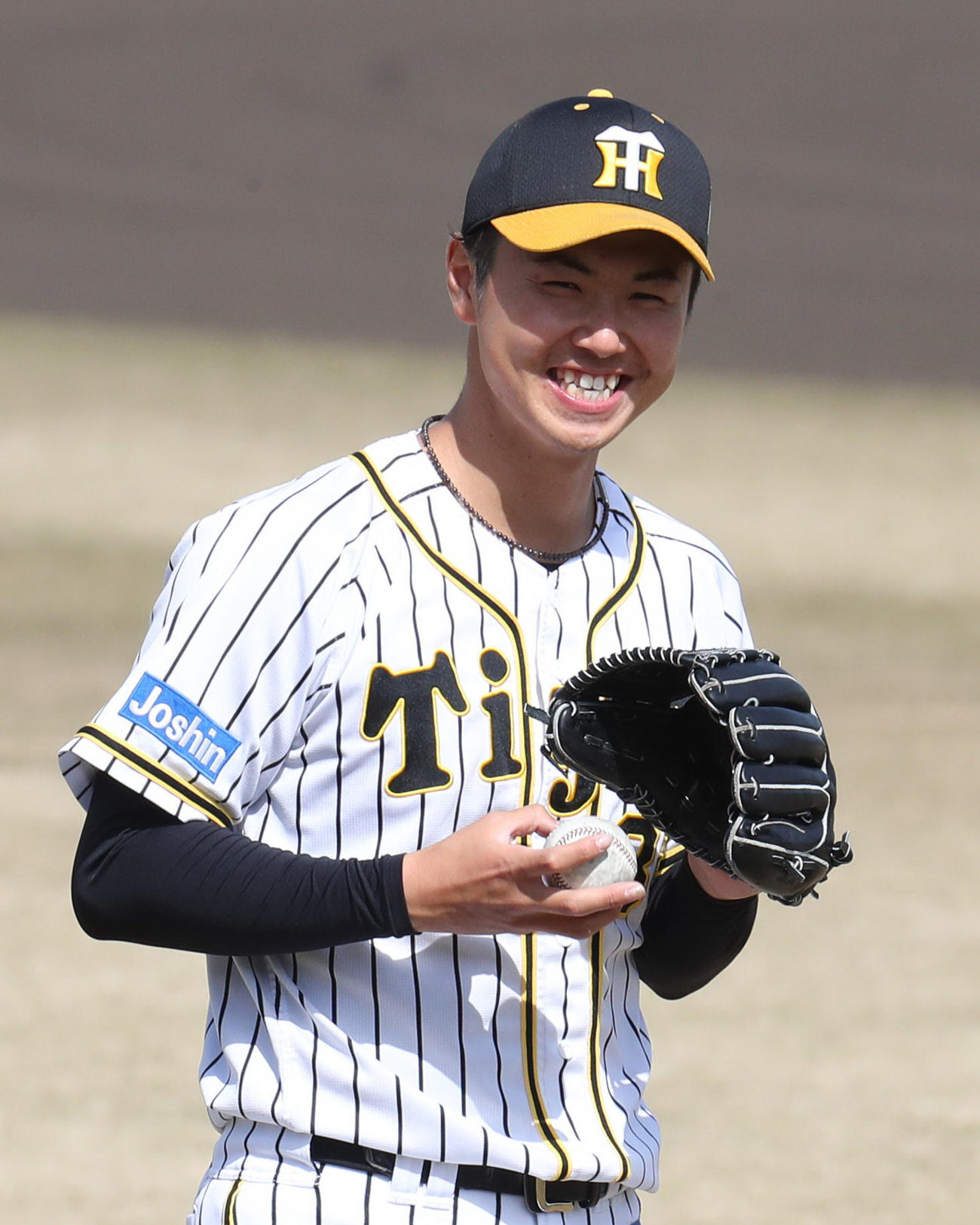 笑顔でキャッチボールを行う浜地（代表撮影）