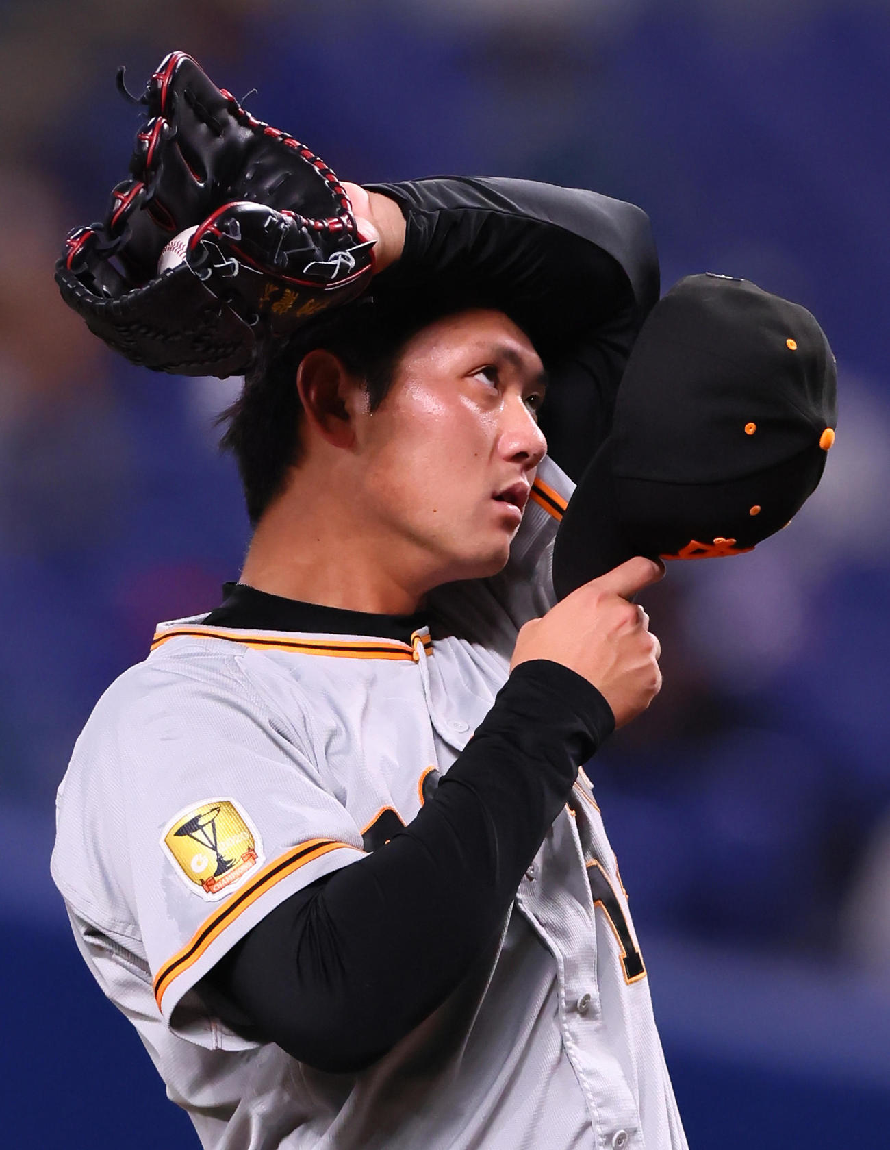 中日対巨人　序盤から苦しい投球内容にマウンドで汗を拭う巨人平内（撮影・足立雅史）