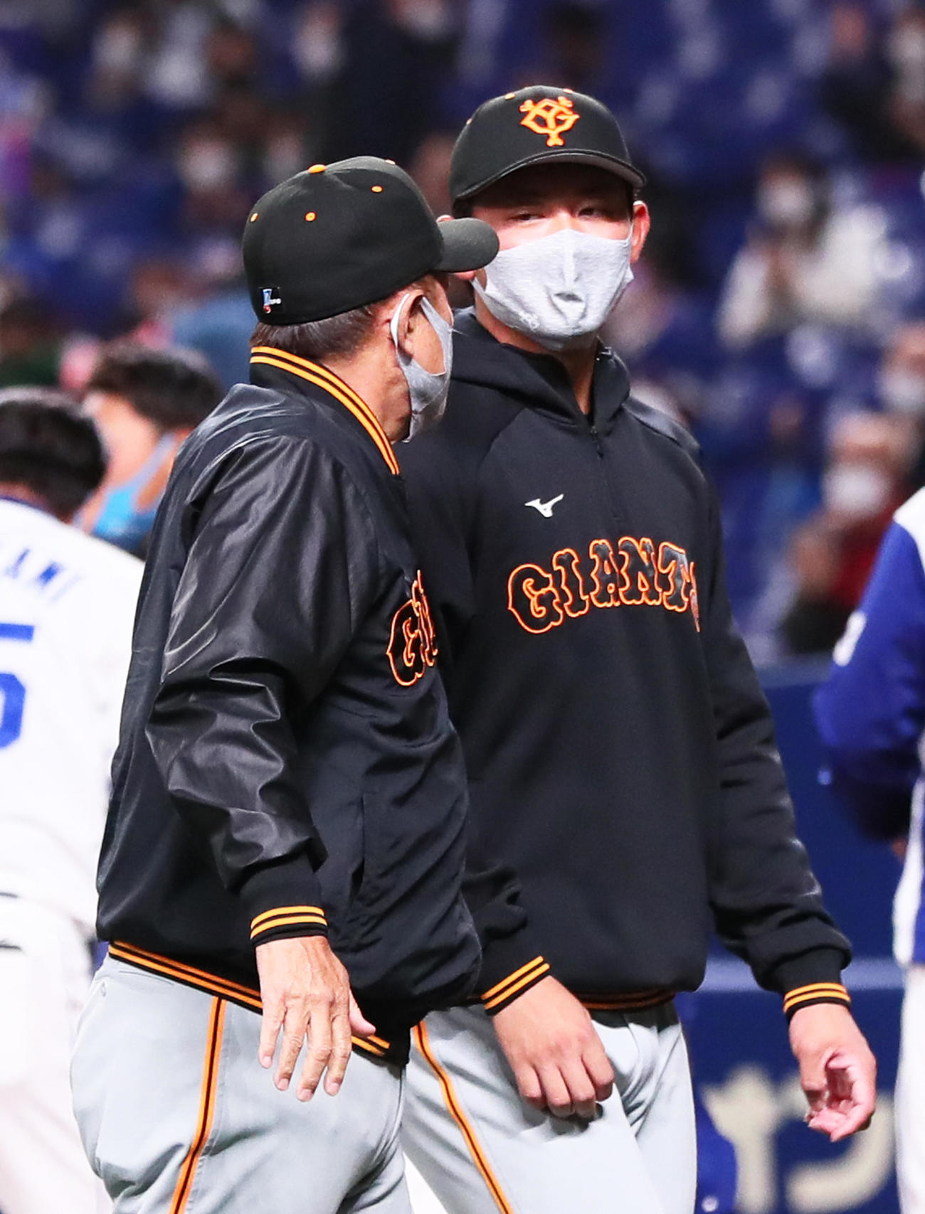 中日対巨人　試合後、巨人原監督（左）は平内を呼び会話を交わす（撮影・足立雅史）