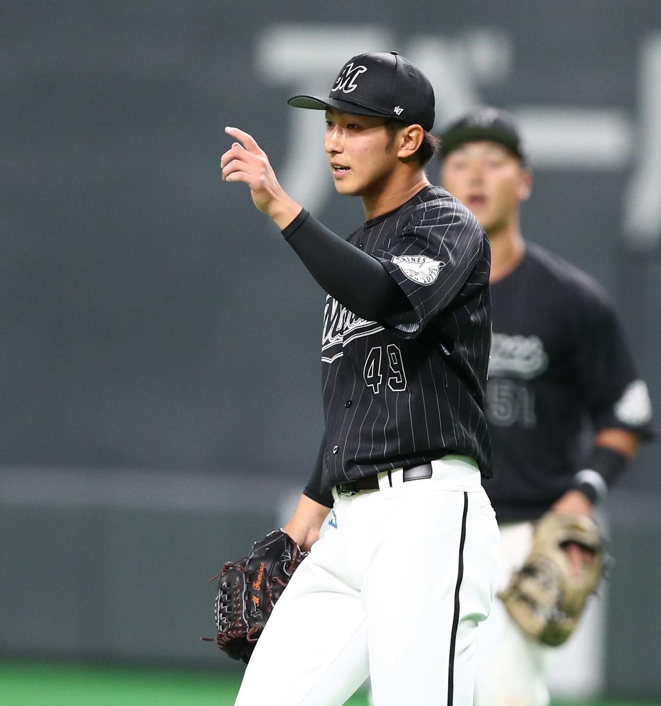 日本ハム対ロッテ　4回裏日本ハム無死一、二塁、中田（左）を併殺にとる本前（撮影・黒川智章）