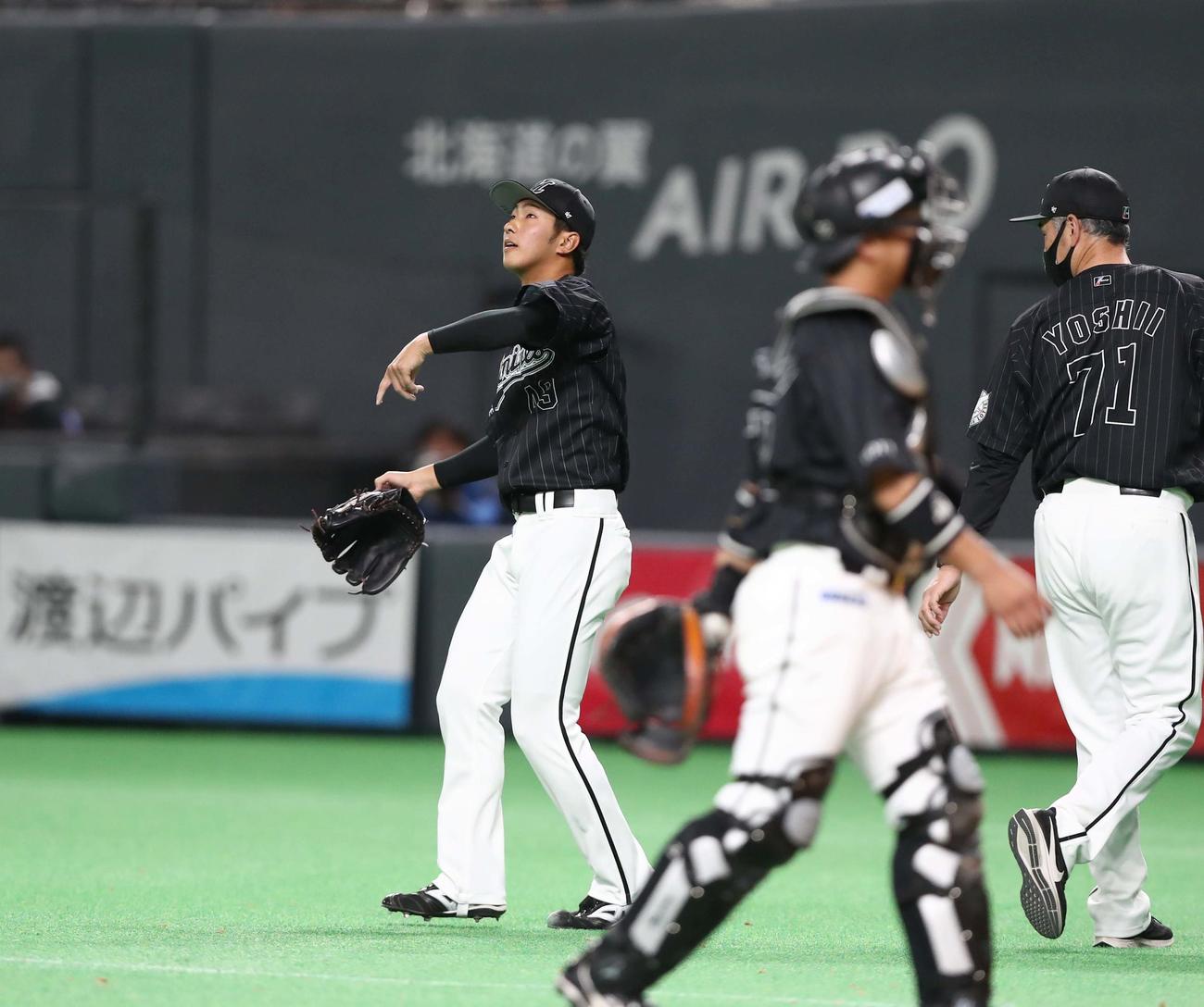 日本ハム対ロッテ　5回途中で指を負傷し降板する本前（撮影・黒川智章）