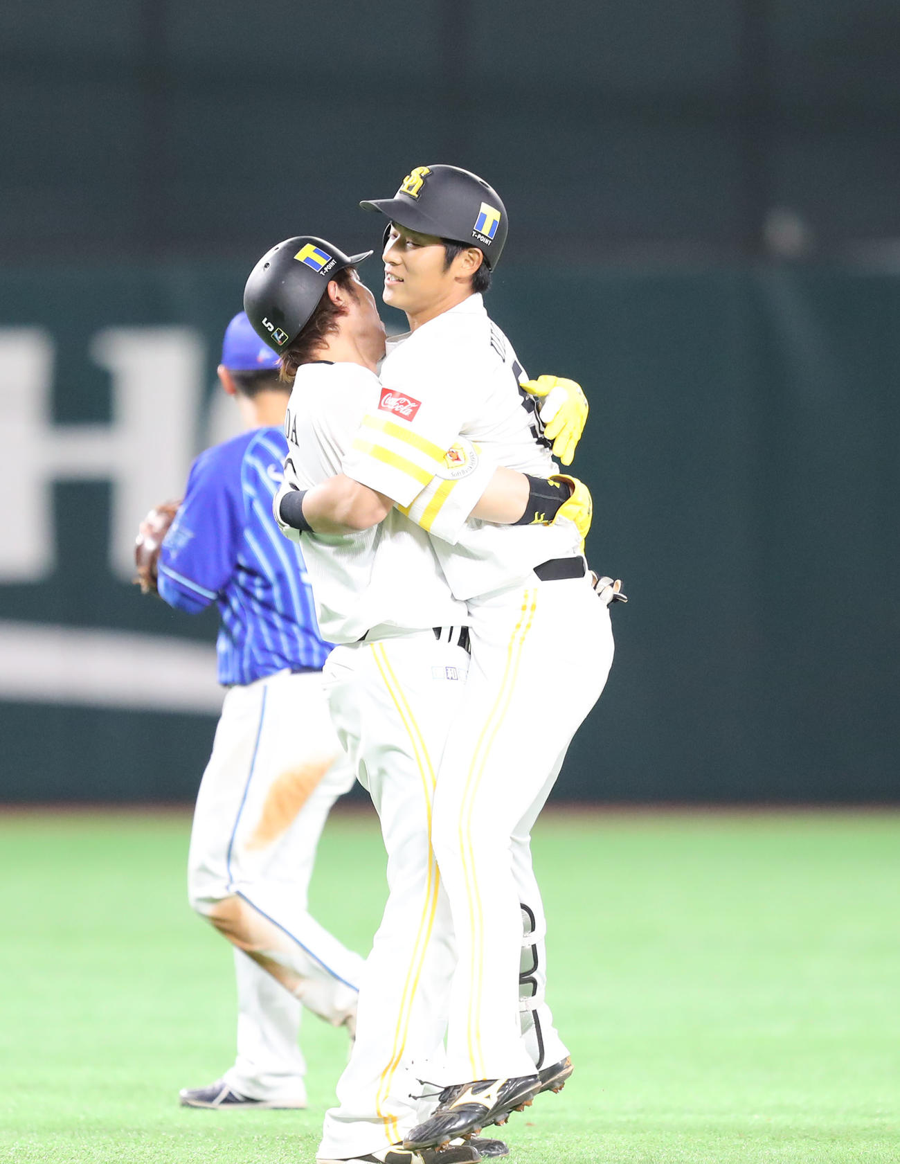 ソフトバンク対DeNA　9回裏ソフトバンク2死一、二塁、上林はサヨナラとなる左越え適時二塁打を放ち松田と喜ぶ（撮影・梅根麻紀）