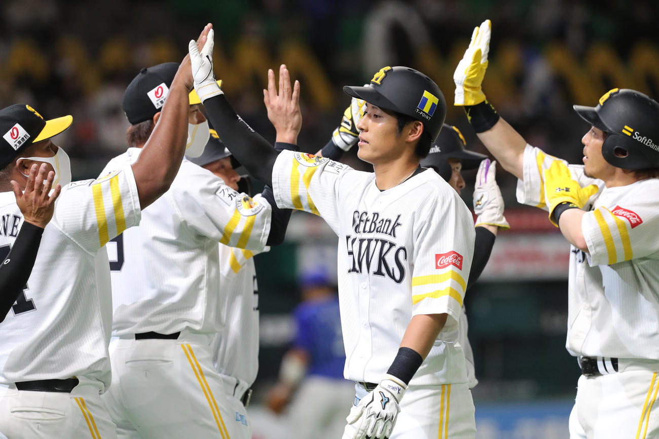 ソフトバンク対DeNA　9回裏ソフトバンク2死一、二塁、上林はサヨナラとなる左越え適時二塁打を放ちナインとハイタッチ（撮影・梅根麻紀）