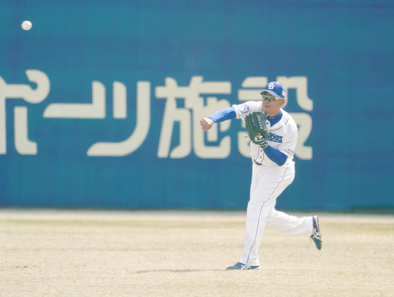 ウエスタン教育リーグ中日対阪神　2回表阪神無死、小野寺の打球を捕球し二塁へ送球する福留（撮影・森本幸一）