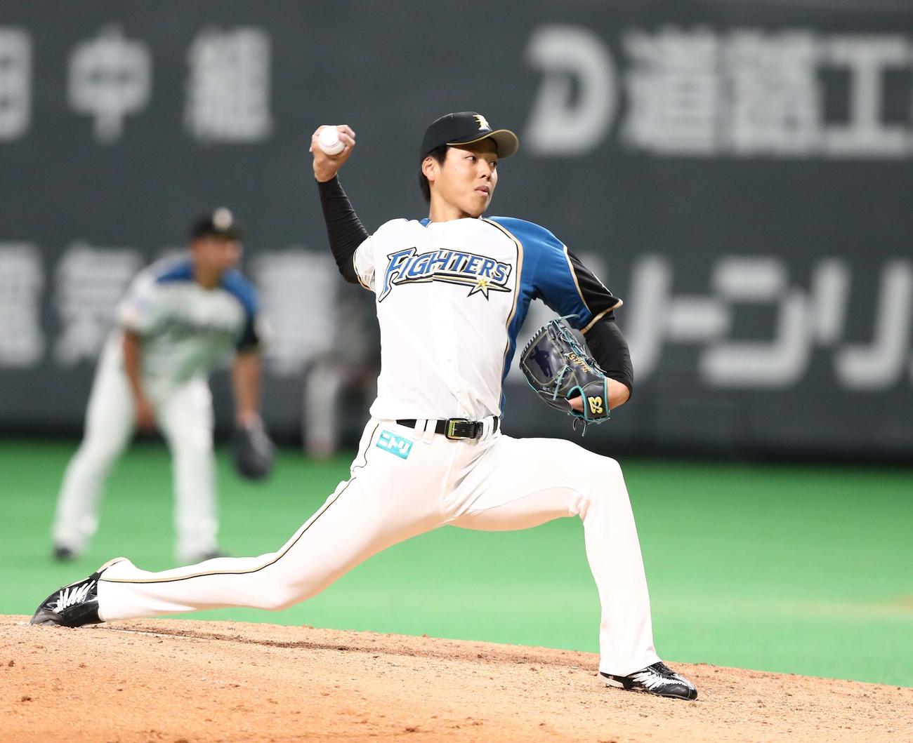 日本ハム対ロッテ　9回に登板の杉浦（撮影・黒川智章）