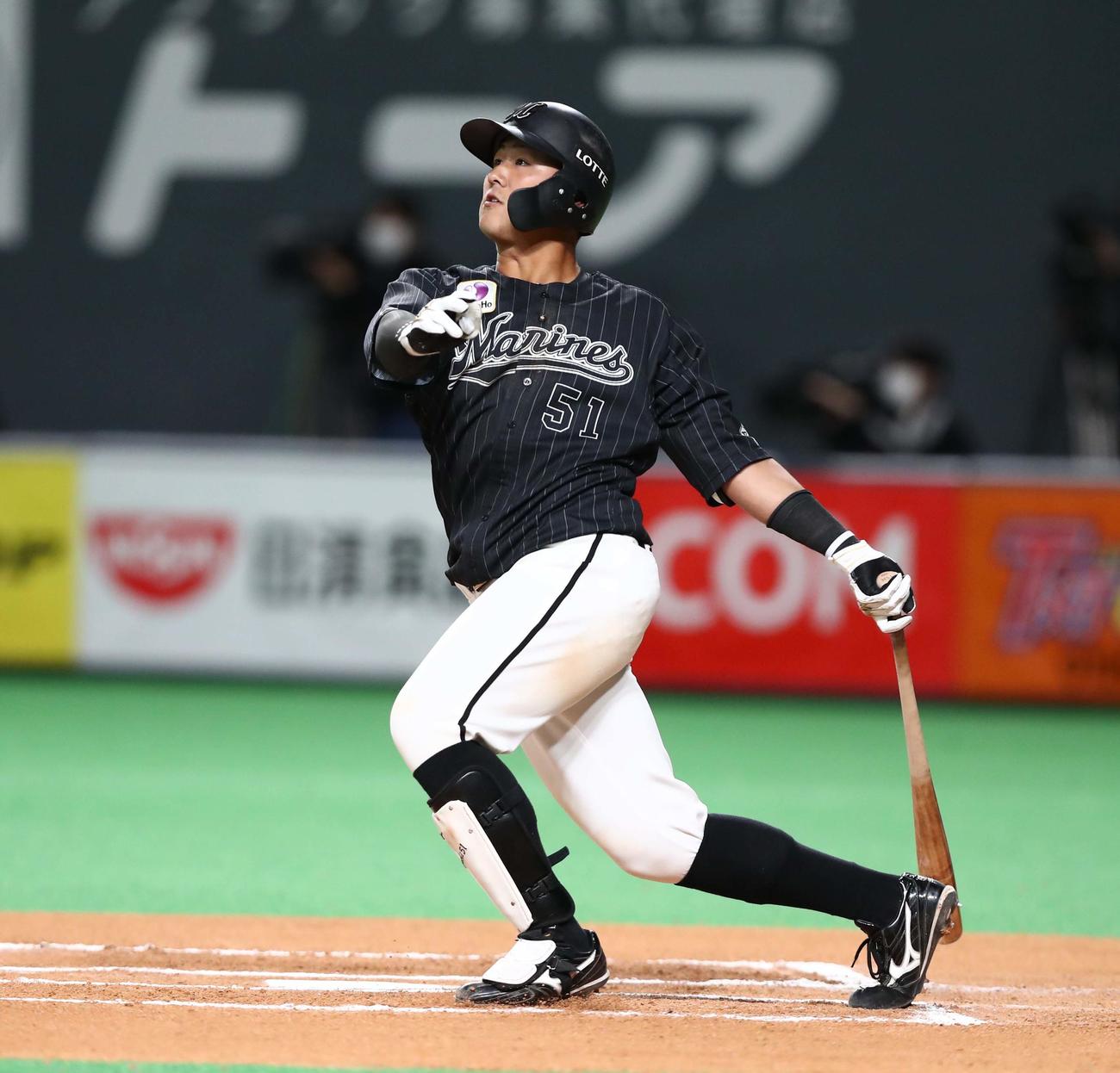 日本ハム対ロッテ　6回表ロッテ無死、左越え本塁打を放つ山口（撮影・黒川智章）
