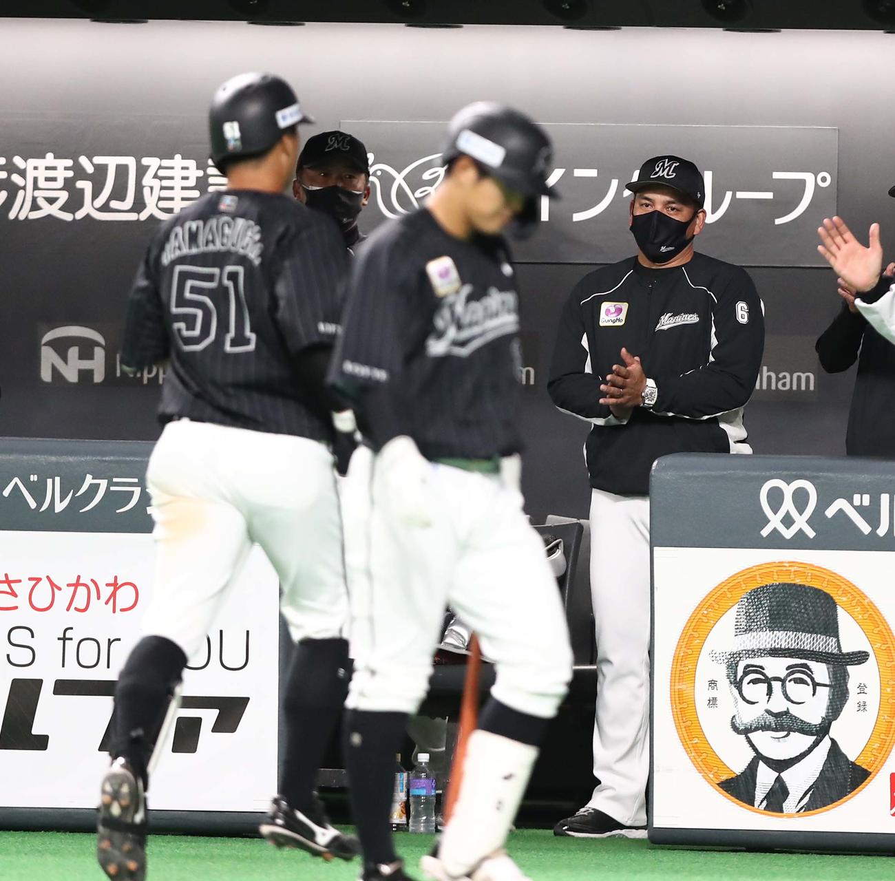 日本ハム対ロッテ　6回表ロッテ無死、左越え本塁打を放った山口を出迎える井口監督（右）（撮影・黒川智章）