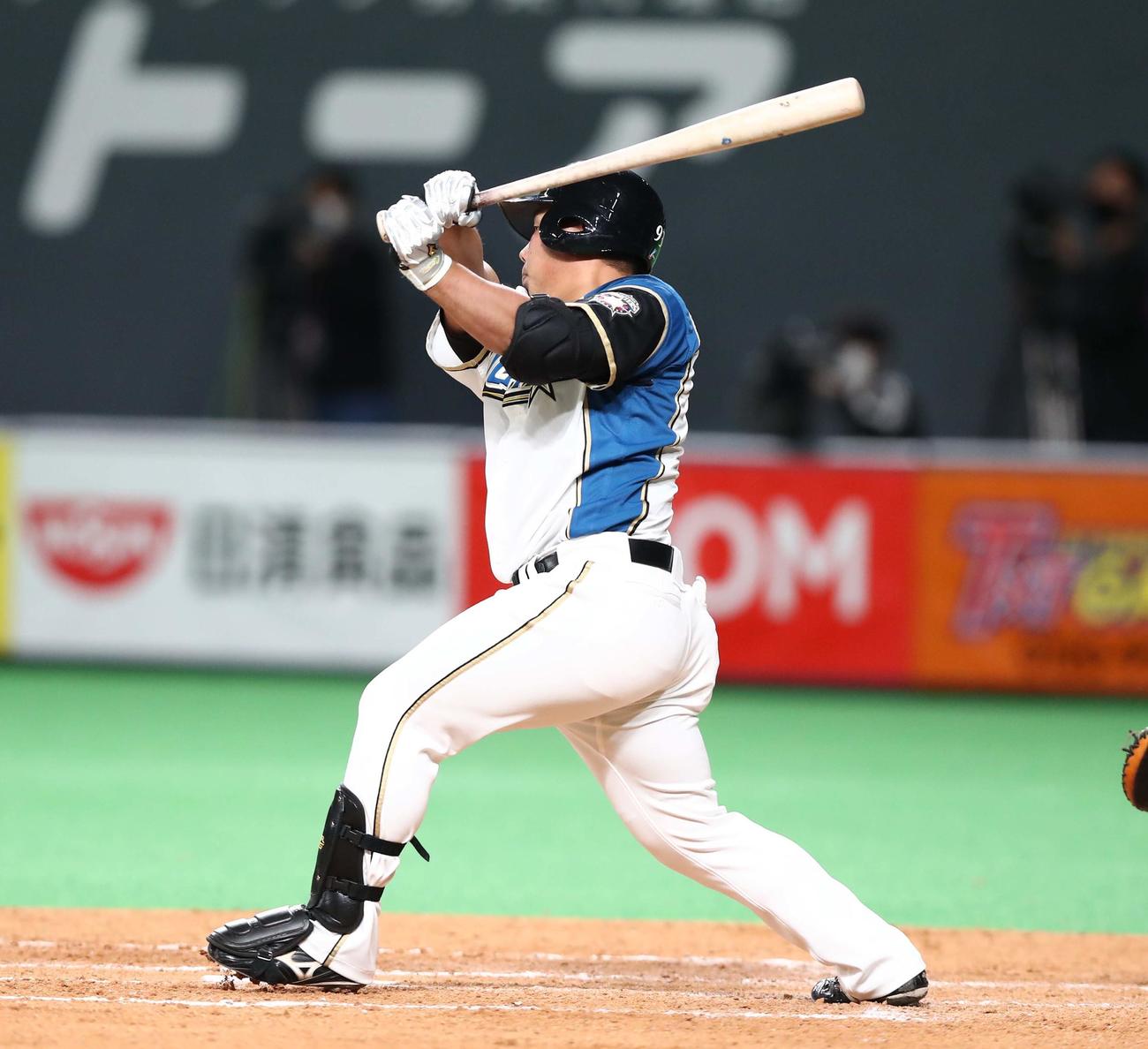 日本ハム対ロッテ　4回裏日本ハム無死、右前打を放つ樋口（撮影・黒川智章）