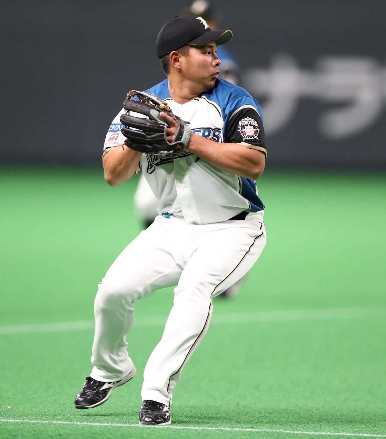 日本ハム対ロッテ　3回表ロッテ2死一、二塁、中村奨の三ゴロをさばく樋口（撮影・黒川智章）