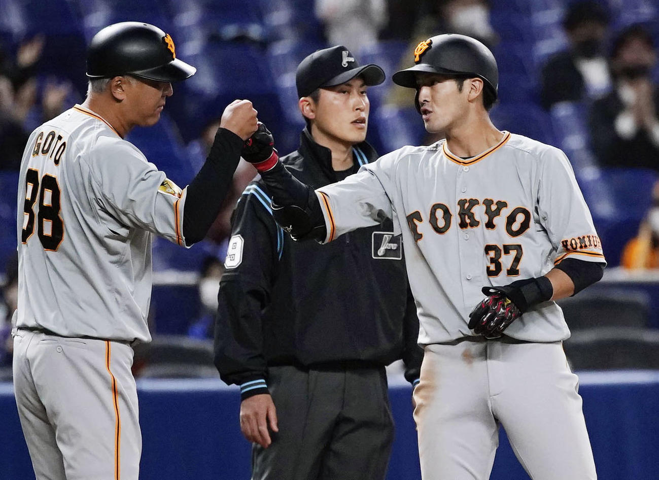4回、走者一掃の三塁打を放った巨人・若林（右）（共同）