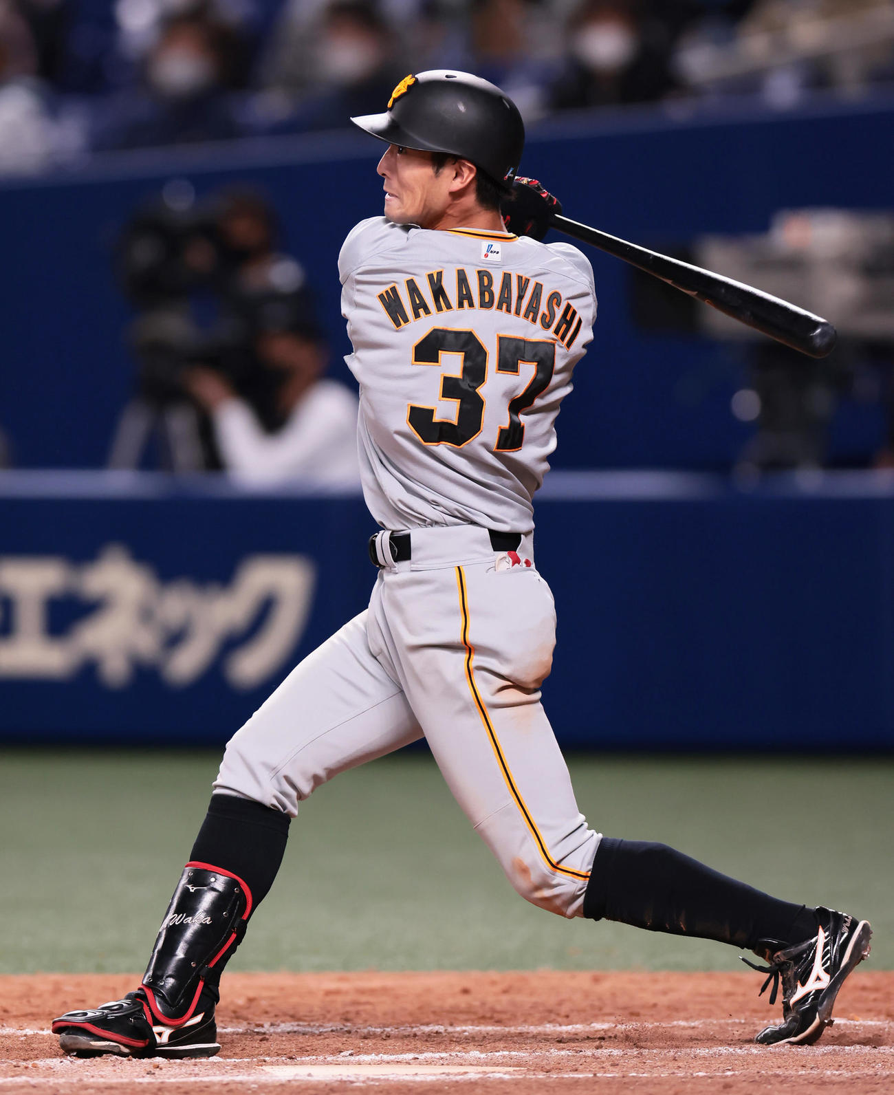 中日対巨人　9回表巨人1死一、二塁、若林は左越え2点適時二塁打を放つ（撮影・足立雅史）