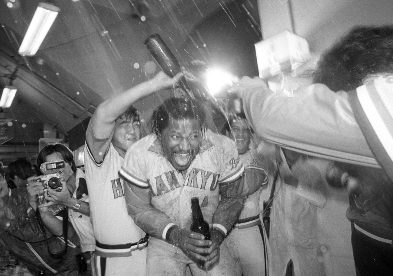 84年、パ・リーグ優勝を決め祝勝会で喜ぶ阪急ブーマー