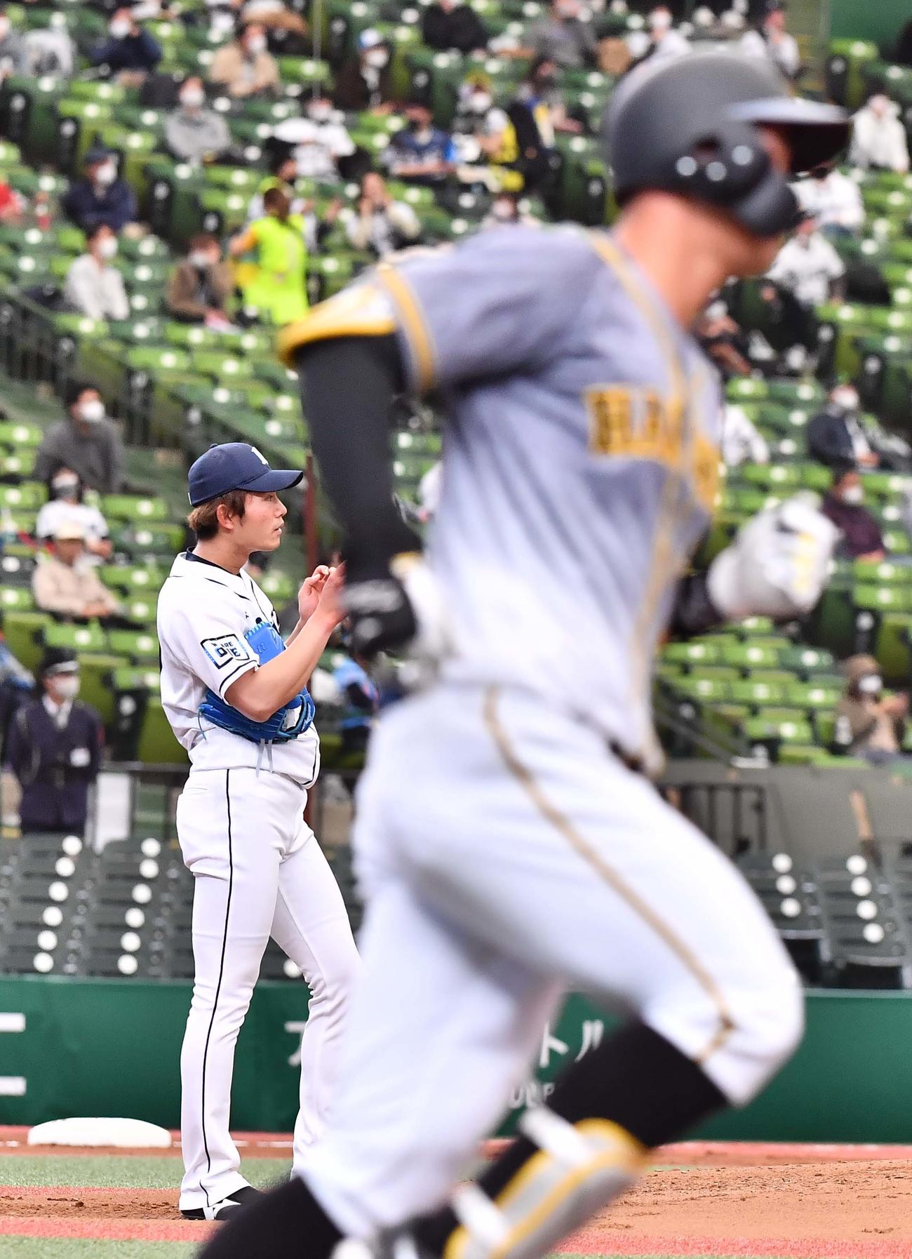 2回表阪神無死、佐藤輝明（右）にソロ本塁打を浴びる今井達也（撮影・上田博志）