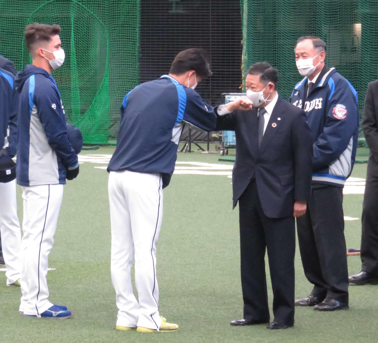 新人選手と肘タッチする西武の後藤オーナー（右から2番目）。左からブランドン、若林、1人おいて居郷社長（撮影・栗田成芳）