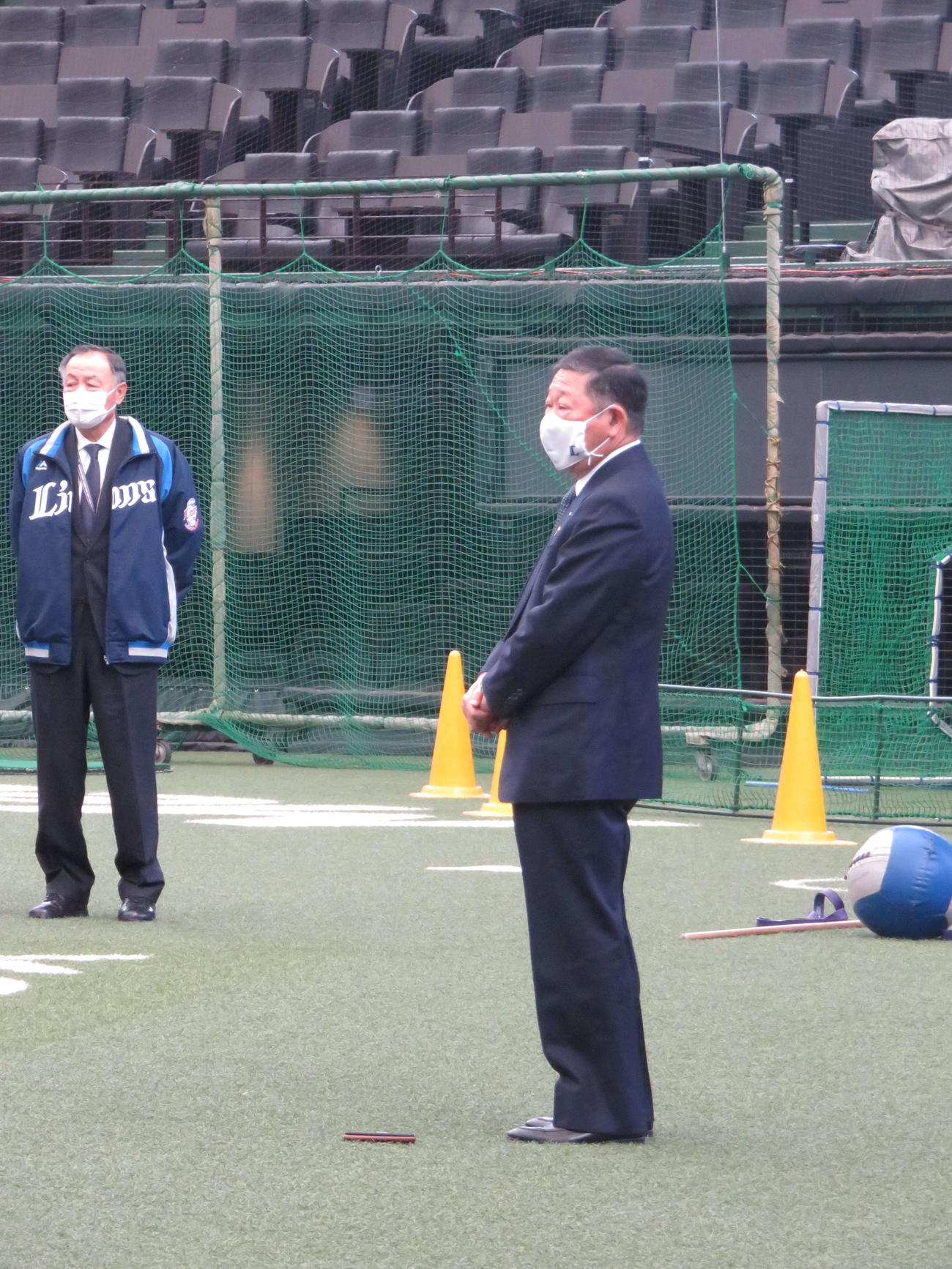 チームに訓示する西武の後藤オーナー（右）。奥は居郷社長（撮影・栗田成芳）