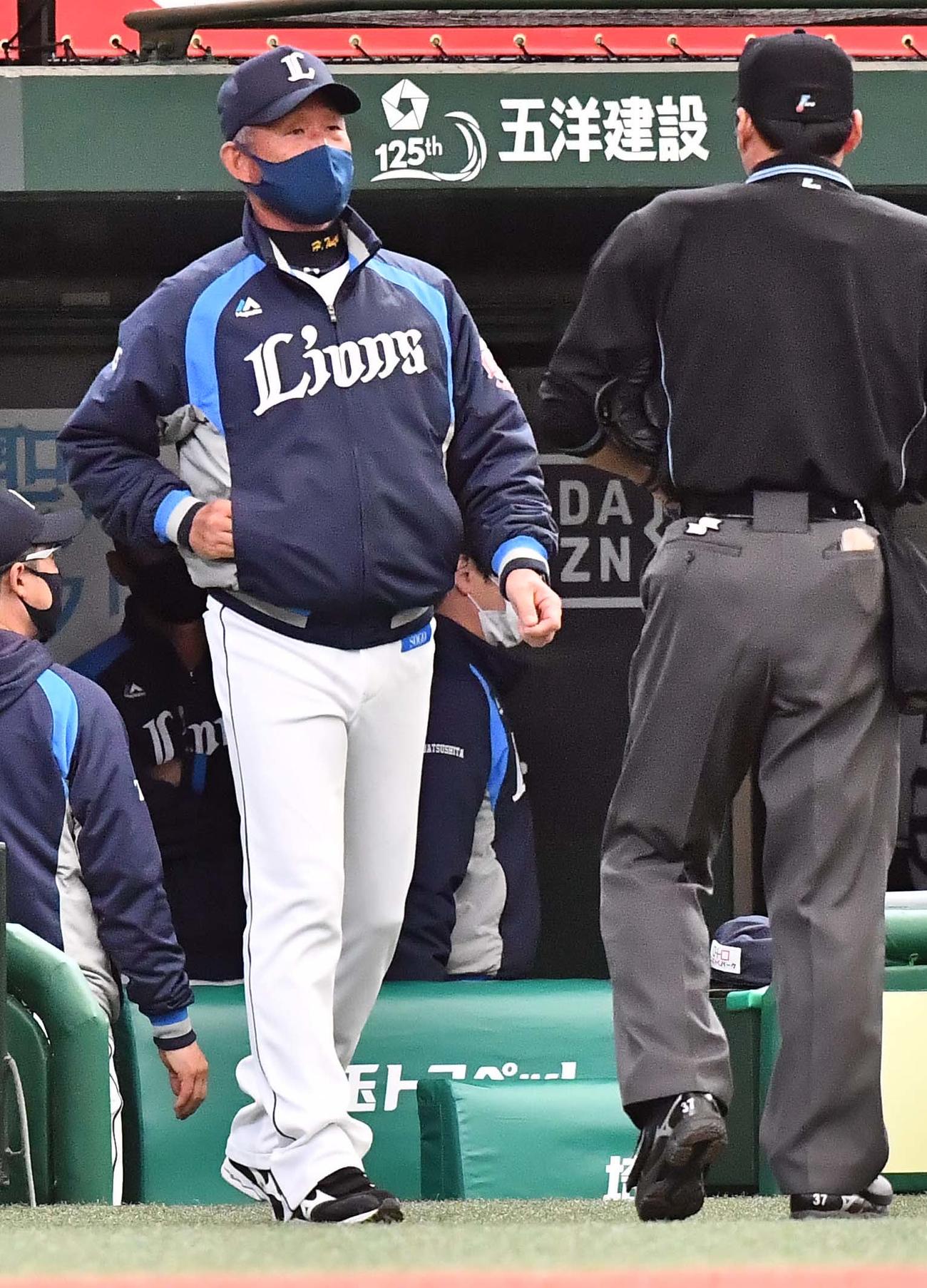 選手交代を告げる辻発彦監督（撮影・上田博志）