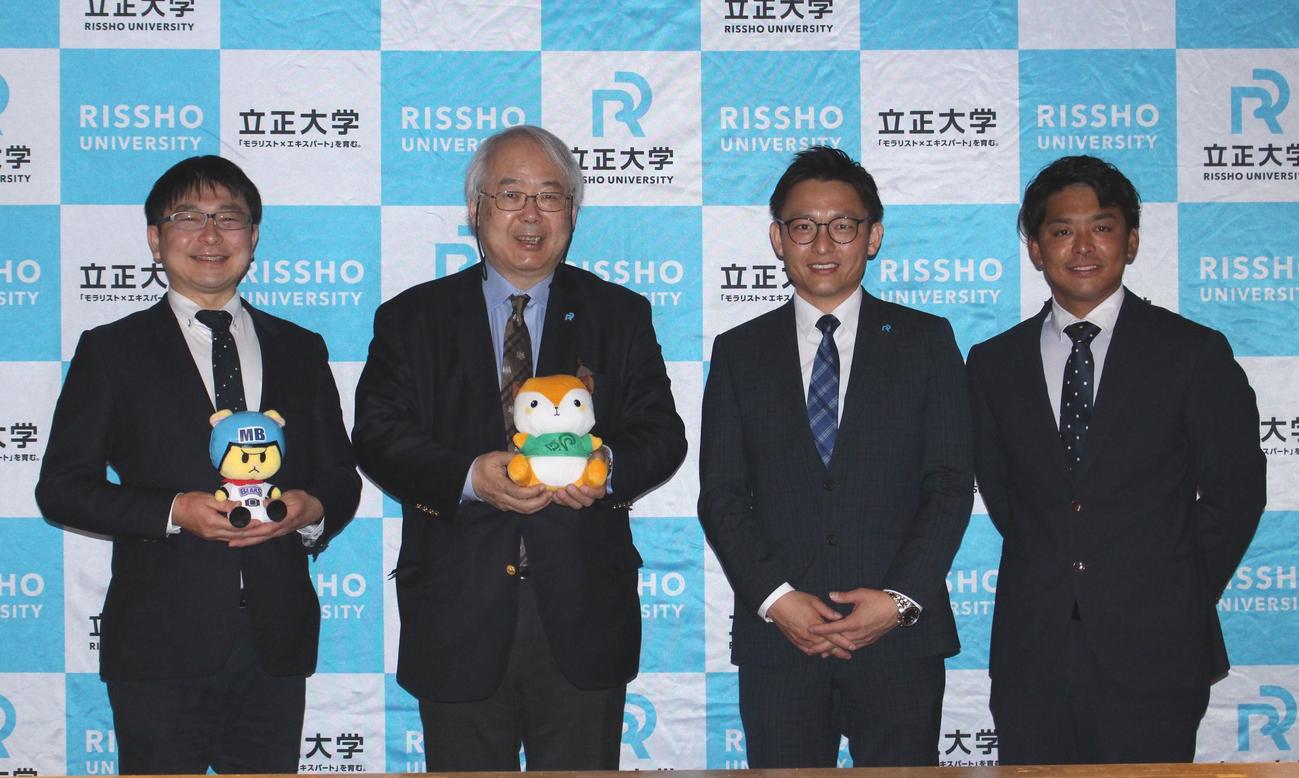 立正大と走塁に特化した連携を結んだ、左からBC・埼玉の山崎代表取締役CEO、立正大データサイエンス学部学部長就任予定の北村氏、同専任講師就任予定の永田氏、BC・埼玉の角監督（撮影・保坂恭子）