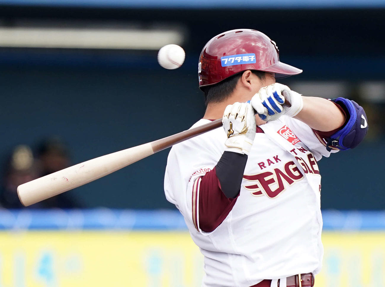 楽天対オリックス　2回裏楽天1死一、二塁、死球を受ける横尾（撮影・江口和貴）