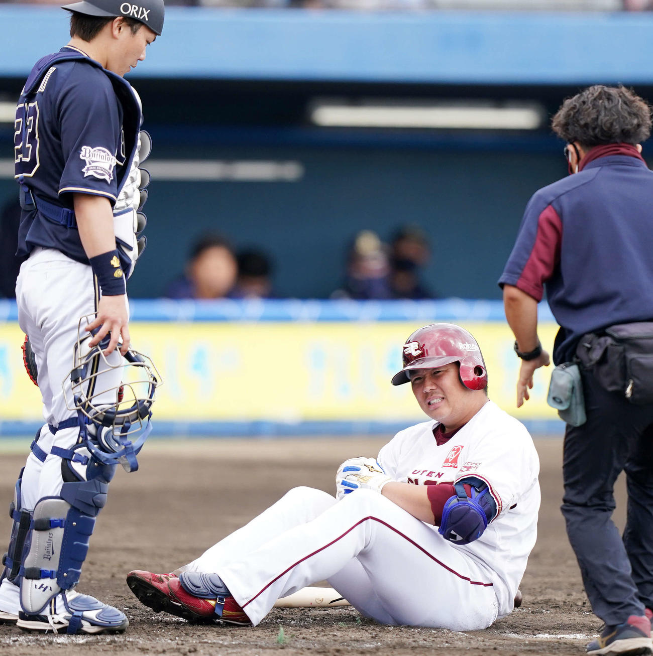 楽天対オリックス　2回裏楽天1死一、二塁、死球を受けた横尾（撮影・江口和貴）