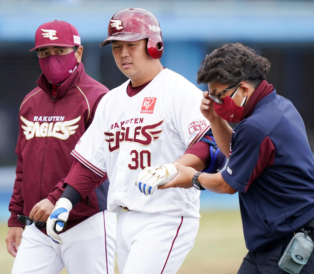 楽天対オリックス　2回裏楽天1死一、二塁、死球を受けベンチに引き揚げる横尾（中央）（撮影・江口和貴）