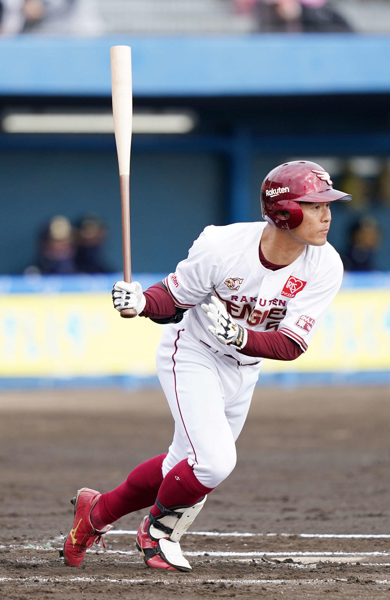 楽天対オリックス　6回裏楽天無死一、二塁、右前適時打を放つ茂木（撮影・江口和貴）