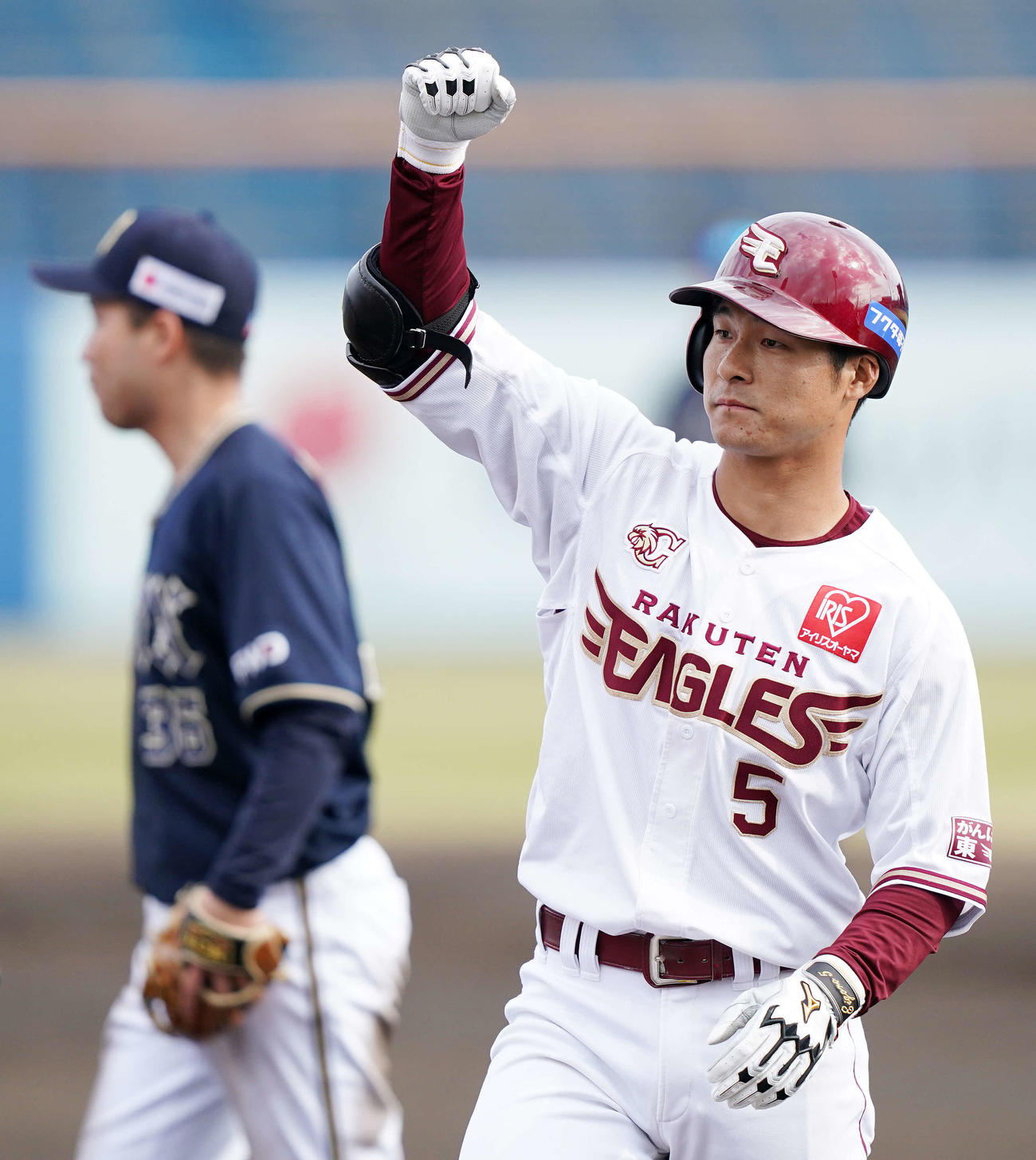 楽天対オリックス　6回裏楽天無死一、二塁、適時打を放ちベンチに向かいガッツポーズする茂木（撮影・江口和貴）