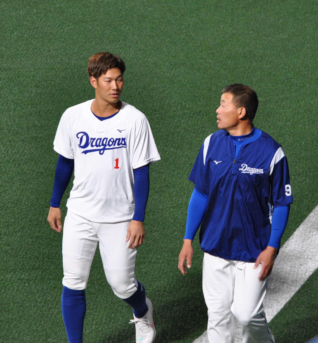 1軍に合流後、京田と談笑する中日福留