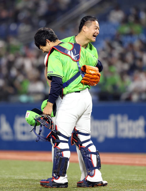 ティモンディが日本ハム戦で始球式「やればできる」 - プロ野球写真 