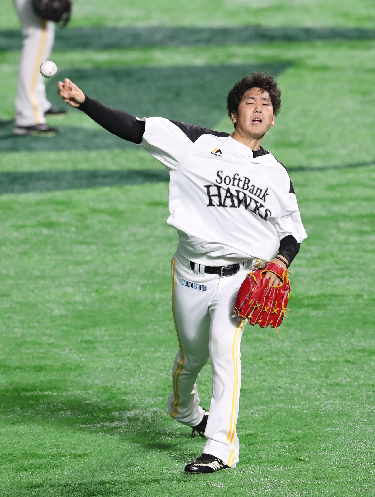 キャッチボールで調整する石川柊太（撮影・梅根麻紀）