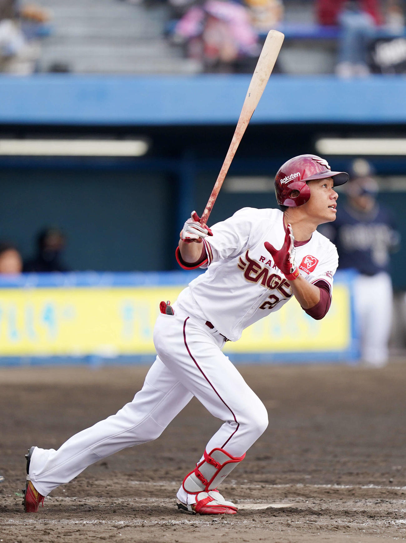 楽天対オリックス　8回裏楽天1死一塁、右越え2点本塁打を放つ田中和（撮影・江口和貴）