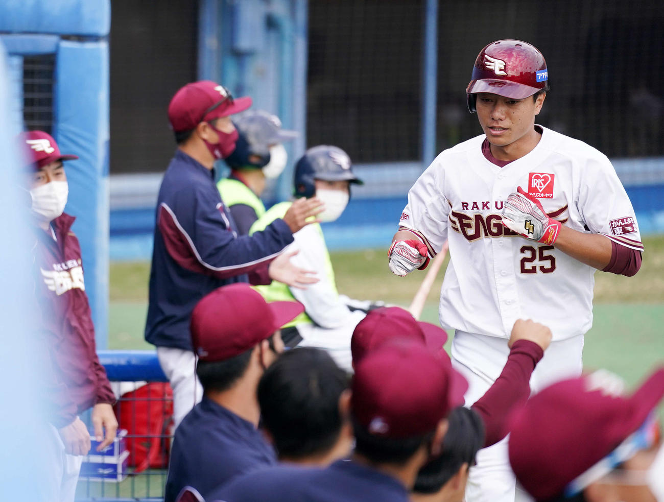 楽天対オリックス　8回裏楽天1死一塁、2点本塁打を放ちベンチで迎えられる田中和（右）（撮影・江口和貴）